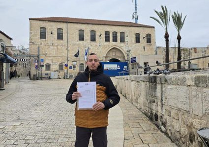 الاحتلال يُسلّم صحفيا مقدسيا قرارا بالإبعاد عن "الأقصى"