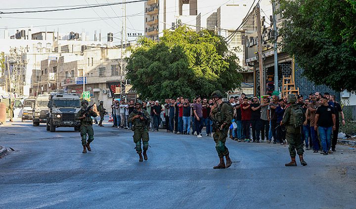 الاحتلال يفرض حظر تجوال في طولكرم ويشن حملة اعتقالات واقتحامات واسعة