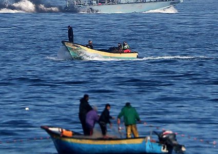 بحرية الاحتلال تعتقل 8 صيادين وتفجر قواربهم ببحر قطاع غزة