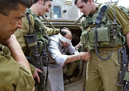 الاحتلال يعتقل مسنا ونجله من بلدة الظاهرية جنوب الخليل