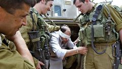 الاحتلال يعتقل مسنا ونجله من بلدة الظاهرية جنوب الخليل