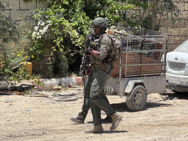 الاحتلال يعتدي على شاب بالضرب في مخيم الفارعة