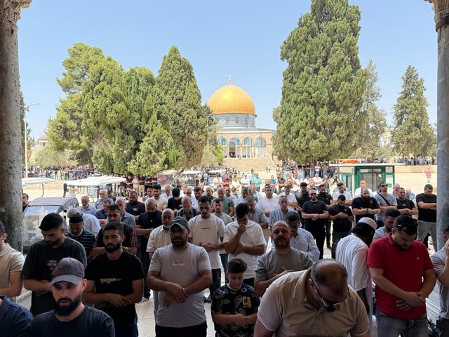 ٤٠ الفل يؤدون صلاة الجمعة في المسجد الأقصى