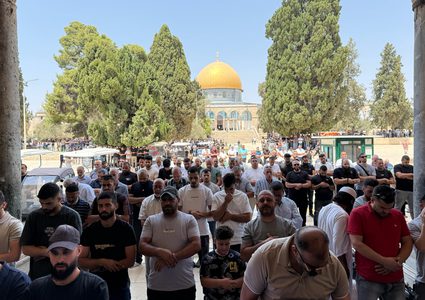 ٤٠ الفل يؤدون صلاة الجمعة في المسجد الأقصى