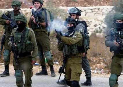 اصابة شابين احدهم بجراح خطرة في مخيم شعفاط