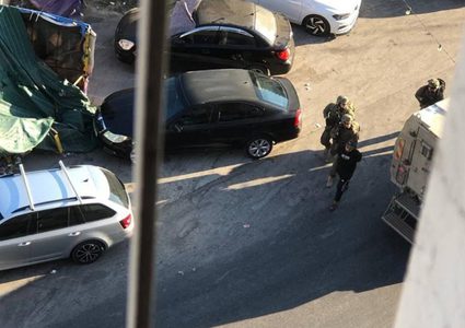 الاحتلال يعتقل شابا ويفتش منازل وينصب حواجز في الخليل