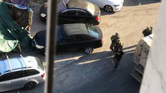 الاحتلال يعتقل شابا ويفتش منازل وينصب حواجز في الخليل