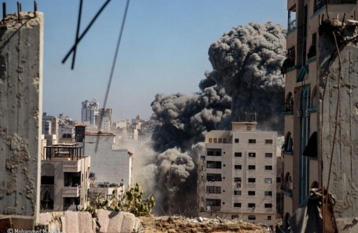طائرات الاحتلال تدمر برج الكوثر في غزة