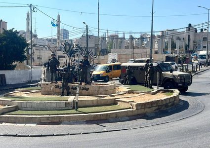 قوات الاحتلال تقتحم البيرة وتتمركز أمام مخيم الأمعري