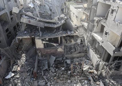 إصابات إثر قصف الاحتلال برجا سكنيا في مدينة غزة