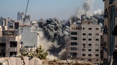 لحظة قصف الاحتلال برج الكوثر في حي تل الهوى جنوب غرب مدينة غزة