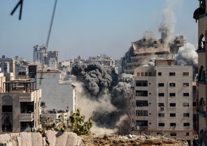 لحظة قصف الاحتلال برج الكوثر في حي تل الهوى جنوب غرب مدينة غزة