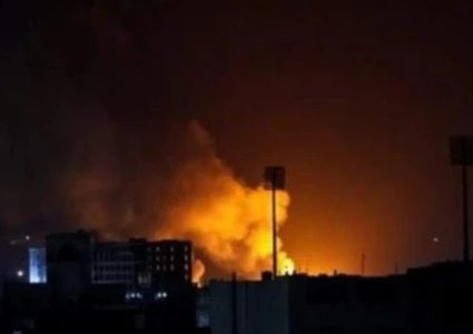 طائرات حربية إسرائيلية تشن سلسلة غارات على ميناء الحديدة غرب اليمن