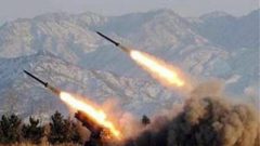 القوات المسلحة اليمنية تعلن استهداف مواقع إسرائيلية رداً على قصف الحديدة