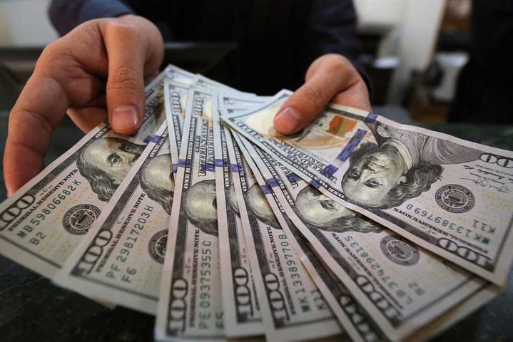 الدولار يستقر قرب أدنى مستوى في 4 سنوات