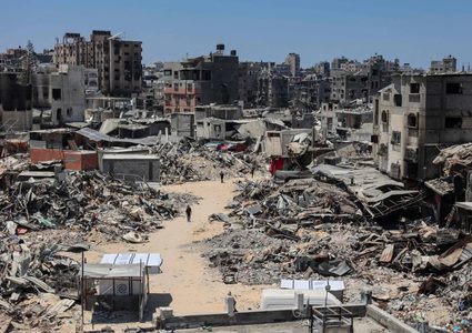 عشرات الشهداء والجرحى بالقطاع وتكثيف الغارات على غزة في اليوم 712 للحرب