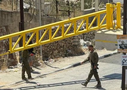 قوات الاحتلال تنصب بوابة حديدية عند مدخل روابي شمال رام الله