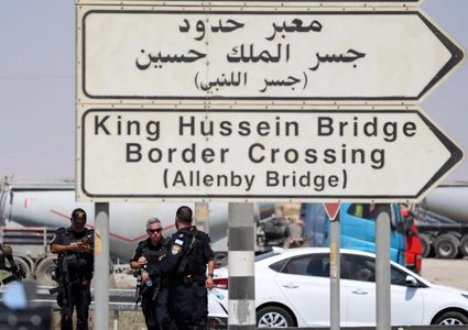 الخارجية الأردنية: منفذ حادثة معبر الكرامة مدني يعمل بسياق المساعدات إلى غزة