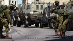 قوات الاحتلال تنصب حاجزين شرق وغرب بيت لحم