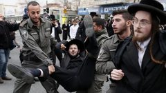 متظاهرون من الحريديم يستهدفون حافلة تقل فارّين من الخدمة العسكرية