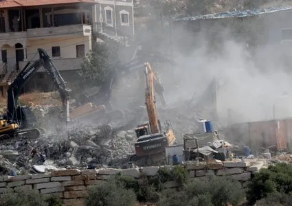 الاحتلال يهدم مسكنين والمستوطنون يواصلون توسيع بؤرة استيطانية جديدة جنوب الخليل
