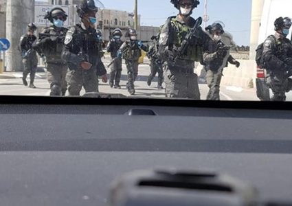 الاحتلال يقتحم مخيم قلنديا وكفر عقب ويعتقل مواطنين