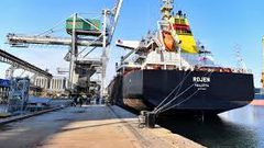 ميناء إيطالي يمنع دخول أسلحة لإسرائيل وسط احتجاجات عمالية