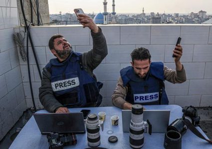 المرصد الأورومتوسطي: انقطاع الاتصالات يعزل 800 ألف فلسطيني في غزة عن العالم