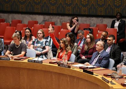 "عار عليك!".. محتجون يهاجمون مندوبة واشنطن لدى مغادرتها مجلس الأمن