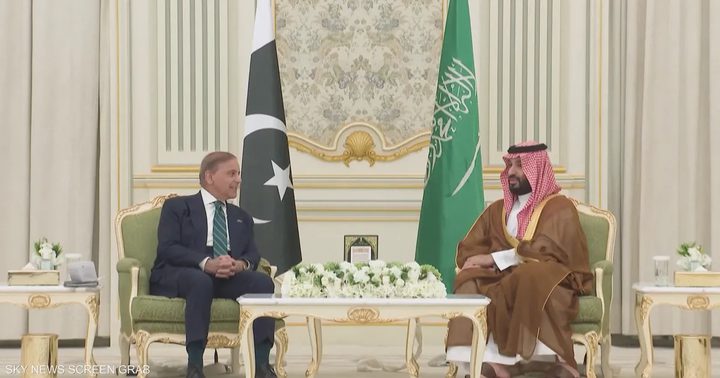 وزير دفاع باكستان: برنامجنا النووي "سيكون متاحا" للسعودية