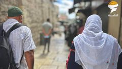 من توافد المصلين لأداء صلاة الجمعة في المسجد الأقصى المبارك، عبر البلدة القديمة وباب العامود