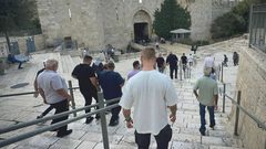من توافد المصلين لأداء صلاة الجمعة في المسجد الأقصى المبارك، عبر البلدة القديمة وباب العامود