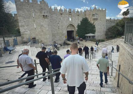 من توافد المصلين لأداء صلاة الجمعة في المسجد الأقصى المبارك، عبر البلدة القديمة وباب العامود