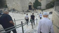 من توافد المصلين لأداء صلاة الجمعة في المسجد الأقصى المبارك، عبر البلدة القديمة وباب العامود