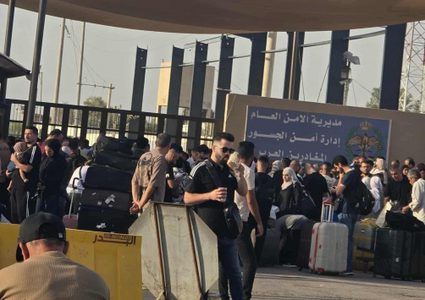 بعد اغلاقه.. الآلاف الفلسطينيين يعبرون عبر معبر الكرامة اليوم