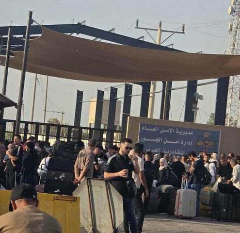 بعد اغلاقه.. الآلاف الفلسطينيين يعبرون عبر معبر الكرامة اليوم