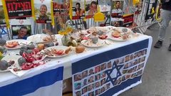 عائلات الاسرى الاسرائيلين تقيم موائد فارغة امام منزل نتنياهو