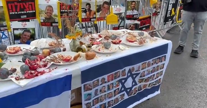 عائلات الاسرى الاسرائيلين تقيم موائد فارغة امام منزل نتنياهو