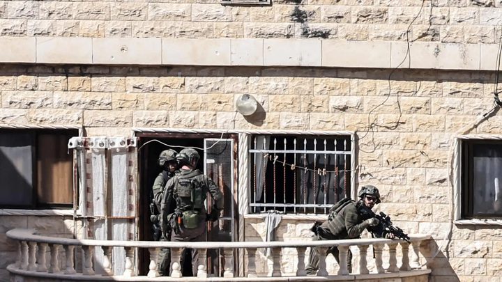 الاحتلال يحوّل منزلين في سلفيت وكفر الديك إلى ثكنات عسكرية ويغلق المدخل الشمالي