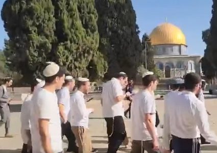 عشرات المستوطنين يقتحمون باحات المسجد الأقصى المبارك