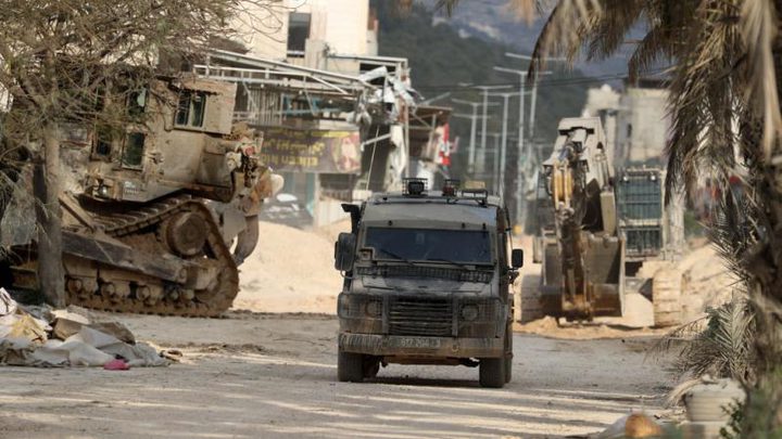 الاحتلال بعطل الدراسة في مخيم الفوار عقب اقتحامه