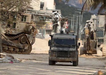 الاحتلال بعطل الدراسة في مخيم الفوار عقب اقتحامه