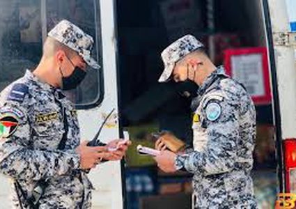 ضبط أكثر من 30 طن مواد غذائية وسكاكر منتهية الصلاحية في محافظة الخليل