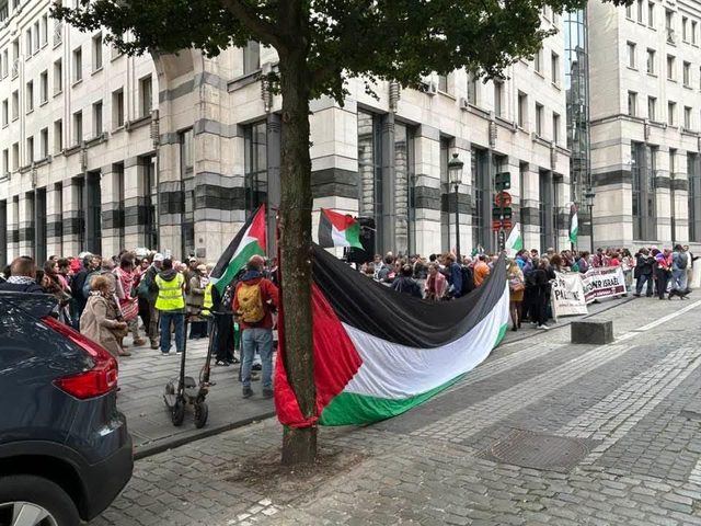 وقفة في بروكسل تطالب بفرض عقوبات على الاحتلال