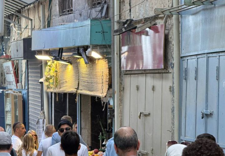 توافد الأهالي إلى المسجد الأقصى المبارك لأداء صلاة الجمعة.