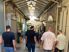 توافد الأهالي إلى المسجد الأقصى المبارك لأداء صلاة الجمعة.