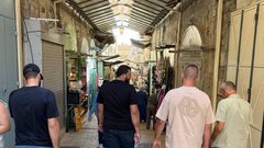 توافد الأهالي إلى المسجد الأقصى المبارك لأداء صلاة الجمعة.