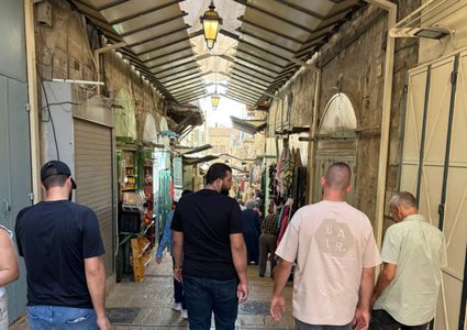 توافد الأهالي إلى المسجد الأقصى المبارك لأداء صلاة الجمعة.