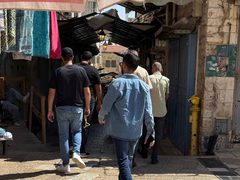 توافد الأهالي إلى المسجد الأقصى المبارك لأداء صلاة الجمعة.