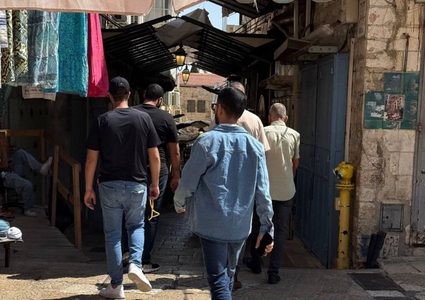 توافد الأهالي إلى المسجد الأقصى المبارك لأداء صلاة الجمعة.